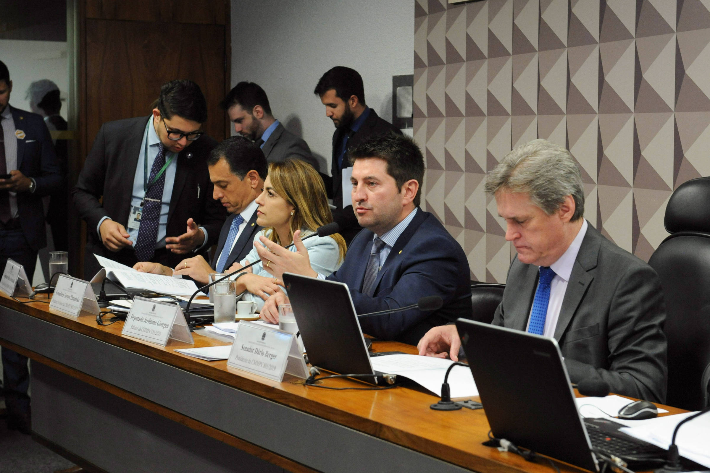 Texto da MP da Liberdade Econômica dispensa trabalhador de bater ponto
